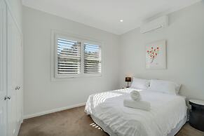 Dubbo 4BR Retreat with Kitchen & Patio