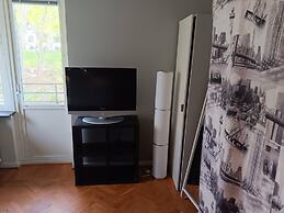 Room-room in Apartment Within Walking di