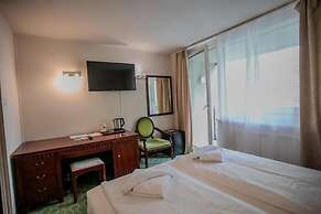 Hotel Attaché
