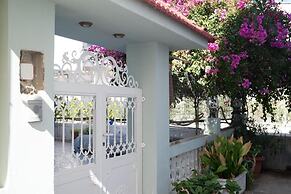 Tinas House