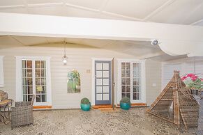 Cozy Cottage with Kitchen & Patio
