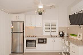 Cozy Cottage with Kitchen & Patio