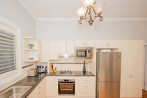 Cozy Cottage with Kitchen & Patio