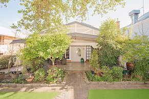 Cozy Cottage with Kitchen & Patio