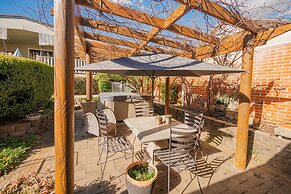 Cozy Cottage with Kitchen & Patio