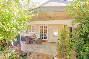 Cozy Cottage with Kitchen & Patio