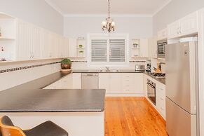 Cozy Cottage with Kitchen & Patio