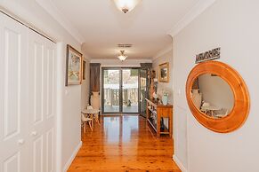 Cozy Cottage with Kitchen & Patio