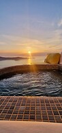 Esmi Suites Santorini