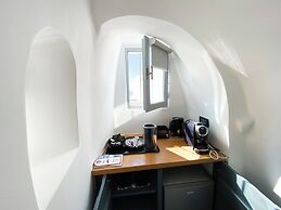 Esmi Suites Santorini