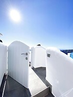 Esmi Suites Santorini