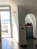 Esmi Suites Santorini