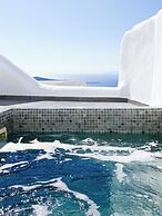 Esmi Suites Santorini