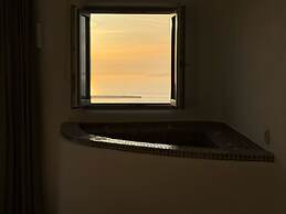 Esmi Suites Santorini