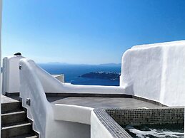 Esmi Suites Santorini
