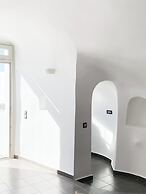 Esmi Suites Santorini