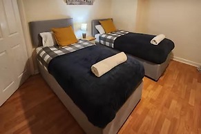 Comfy 3-bed House - Sleeps 6 & Free Parking
