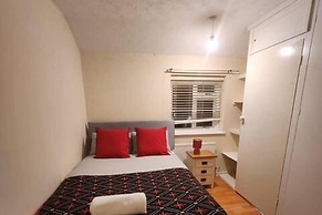 Comfy 3-bed House - Sleeps 6 & Free Parking