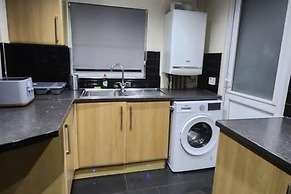 Comfy 3-bed House - Sleeps 6 & Free Parking