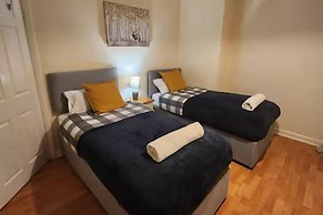 Comfy 3-bed House - Sleeps 6 & Free Parking