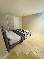 3 Bdrms - Near Airport, sq 1