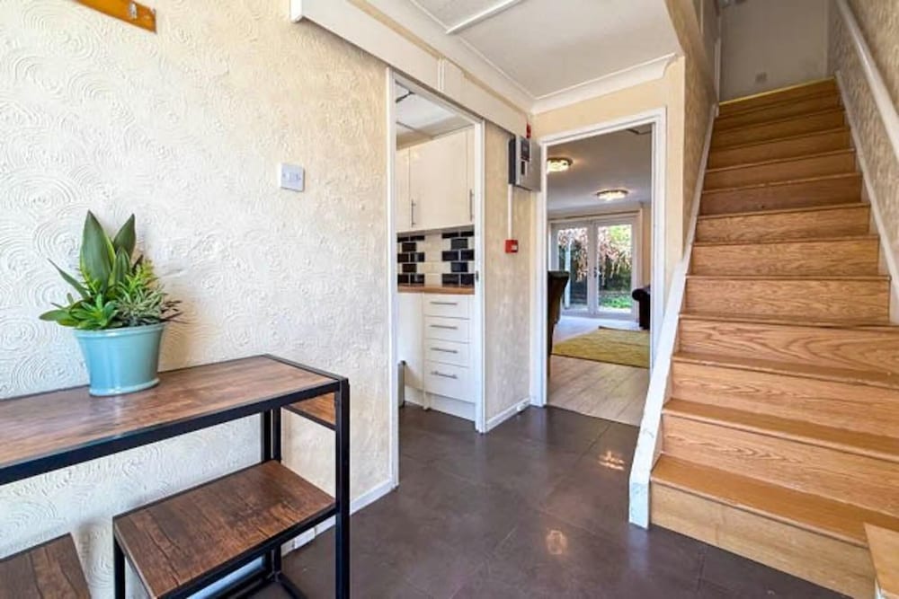 House Sleeps 5 - Wifi & Tv