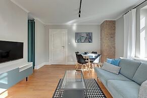 Entry z ogrodem by Grand Apartments