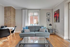 Entry z ogrodem by Grand Apartments