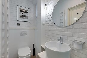 Entry z ogrodem by Grand Apartments
