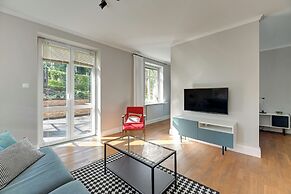 Entry z ogrodem by Grand Apartments