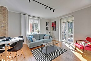 Entry z ogrodem by Grand Apartments