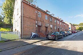 Entry z ogrodem by Grand Apartments
