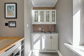 Entry z ogrodem by Grand Apartments