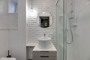 Entry z ogrodem by Grand Apartments