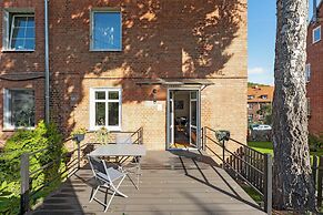 Entry z ogrodem by Grand Apartments