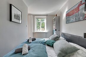 Entry z ogrodem by Grand Apartments