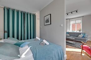 Entry z ogrodem by Grand Apartments