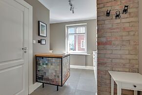 Entry z ogrodem by Grand Apartments