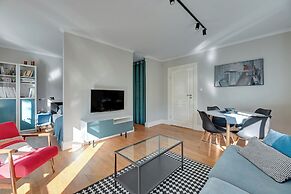 Entry z ogrodem by Grand Apartments