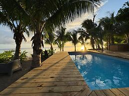 Exquisite Bungalow With Beachfront Jacuzzi
