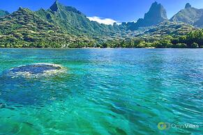 Beachfront 4BR Home With Pool in Moorea