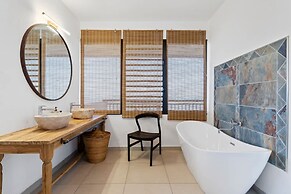 Spacious 3BR Oceanfront Retreat Paea Tahiti