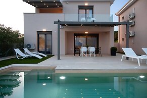 Lumiere Villa Andromeda 3
