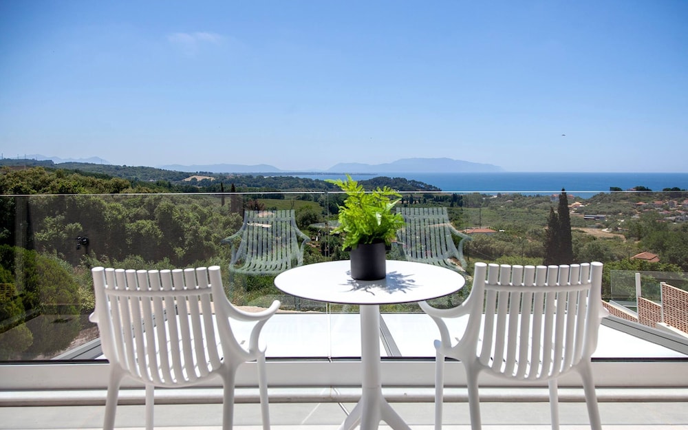 Lumiere Villa Monolithi 1