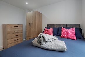 Riverside Flat Near Park Free Parking
