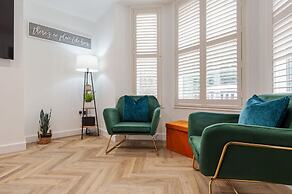 Riverside Flat Near Park Free Parking