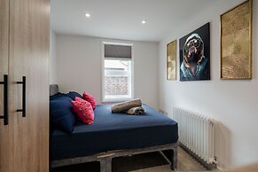 Riverside Flat Near Park Free Parking