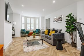 Riverside Flat Near Park Free Parking