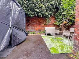 Perfect Booking 4 Bed Home in Sheffield