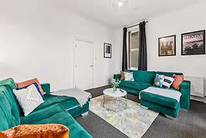 Perfect Booking 4 Bed Home in Sheffield